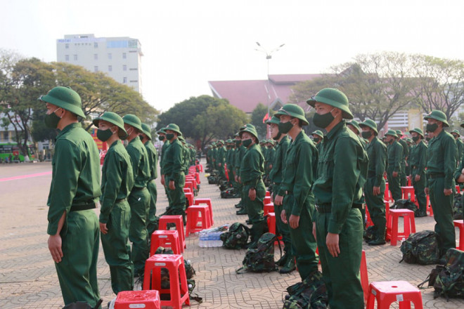 Hơn 2.800 công dân lên đường thực hiện nghĩa vụ công dân