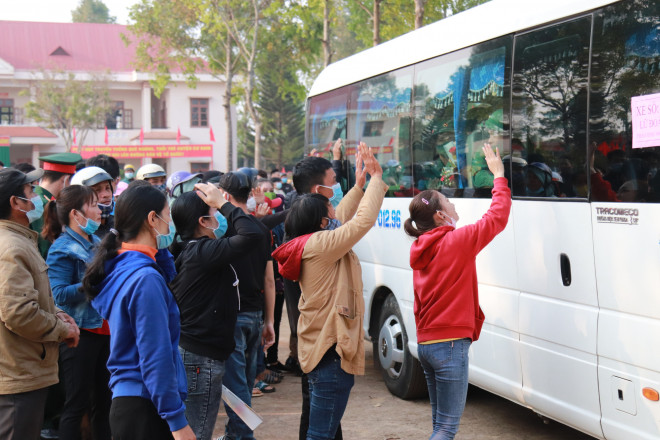 Người thân chia tay các tân binh lên đường nhập ngũ