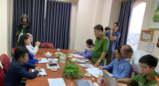 Công an TP HCM đọc lệnh bắt Nguyễn Thái Luyện