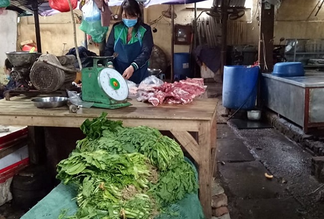 Khách hàng mua thịt được tặng kèm rau xanh "của nhà trồng được".
