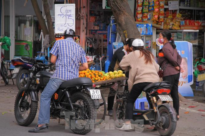 So với giá trong siêu thị, giá ở đây thấp hơn một nửa hoặc chỉ bằng 1/3, cụ thể giá của ổi được bán với giá 10.000 đồng/kg, cam chỉ từ 8.000 – 15.000 đồng/kg thu hút sự quan tâm của khách hàng bởi giá quá rẻ.