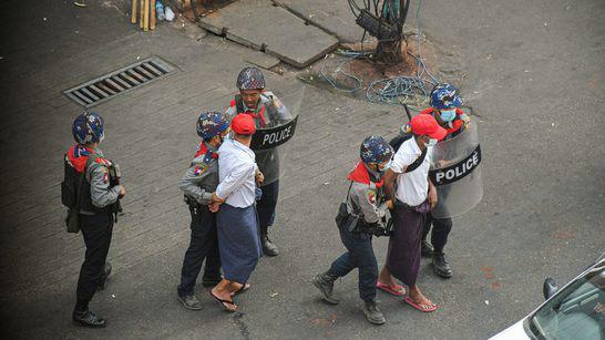 Người biểu tình bị bắt giữ tại Myanmar. Ảnh: Reuters