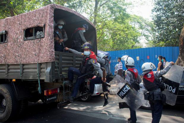 Cảnh sát được triển khai ngăn chặn người biểu tình. Ảnh: Reuters