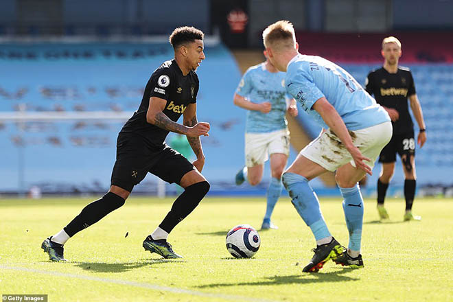 Lingard (áo đen) vẫn chơi tốt trước Man City