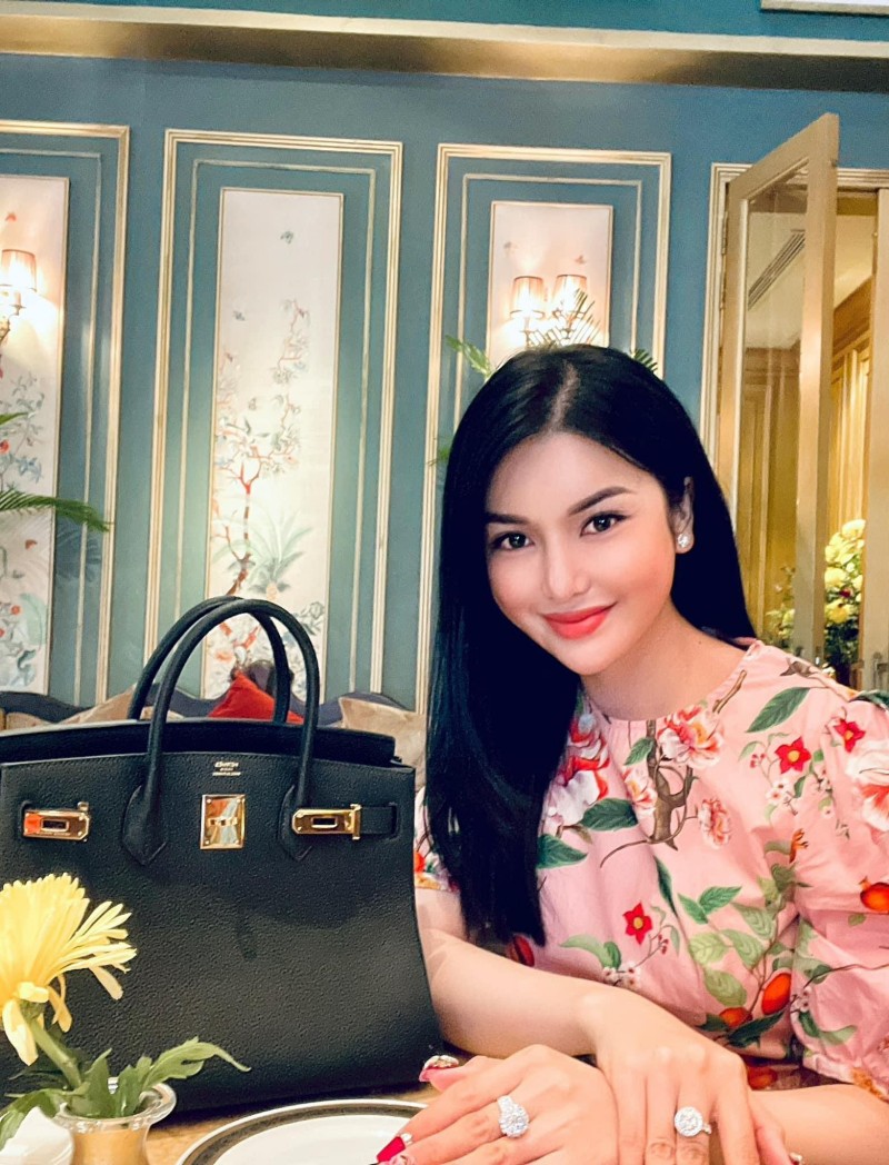 Lily Chen và chiếc túi Hermes có giá 28.000 USD khoảng hơn 640 triệu đồng.