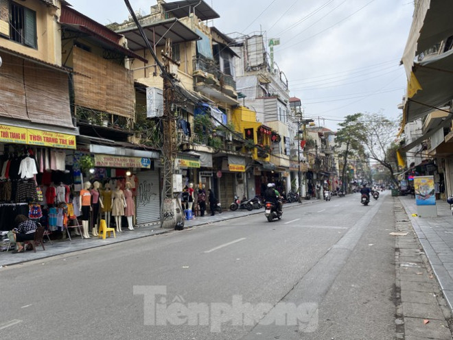 Cảnh tượng đìu hiu tương tự ở trục phố Hàng Ngang – Hàng Đào. Ảnh hưởng dịch bệnh, phố cổ vắng bóng du khách, nhiều chủ hàng thời trang tại đây than thở, cả ngày không nổi một bóng khách