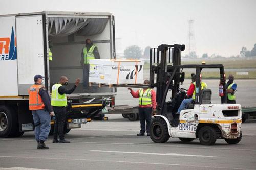 Vắc-xin Covid-19 của Công ty Johnson &amp; Johnson (Mỹ) được vận chuyển đến sân bay quốc tế O.R Tambo, TP Johannesburg - Nam Phi, hôm 27-2 Ảnh: REUTERS