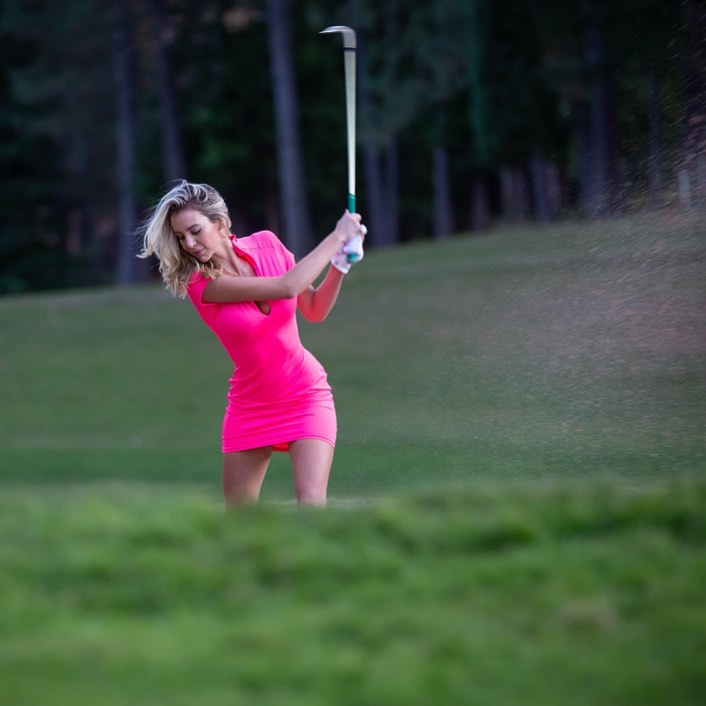 Thậm chí, từng có trường hợp nữ golf thủ chuyên nghiệp&nbsp;Paige Spiranac bị dọa... giết vì&nbsp;có sở thích ăn vận gợi cảm&nbsp;thi đấu. Năm 2017, Hiệp hội Nữ golf thủ Chuyên nghiệp (LPGA)&nbsp;đưa ra&nbsp;quy định về trang phục thi đấu, đề nghị&nbsp;các nữ golf thủ không mặc áo sâu cổ&nbsp;hoặc&nbsp;váy quá ngắn.&nbsp;