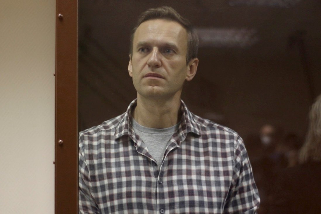 Lãnh đạo phe đối lập Nga, Alexei Navalny bắt đầu thụ án tù giam 2,5 năm.