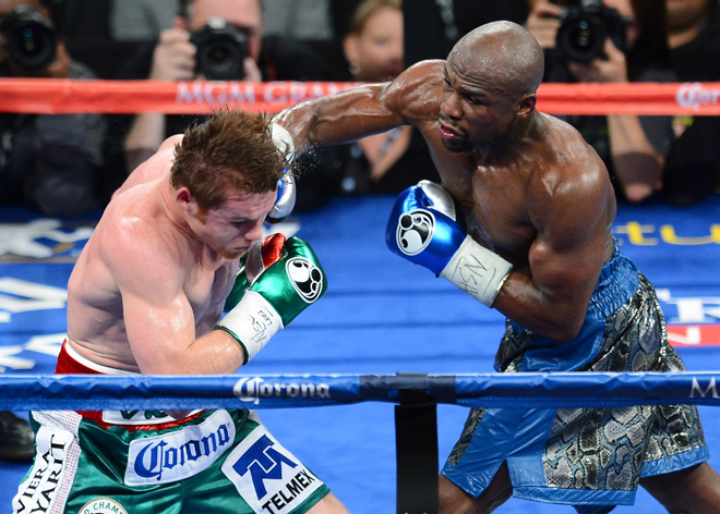 Canelo (trái) được nhận định sẽ "làm gỏi" Mayweather (phải) nếu cả hai tái đấu