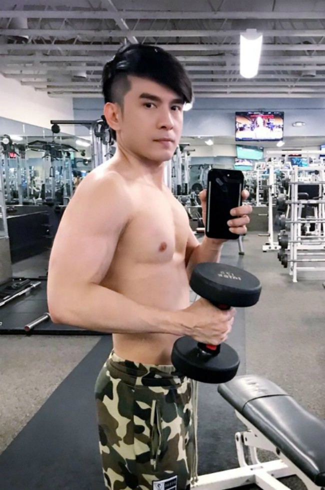 Anh tập gym được nhiều năm và giữ được phong độ soái ca dù ở ngưỡng tuổi nào.
