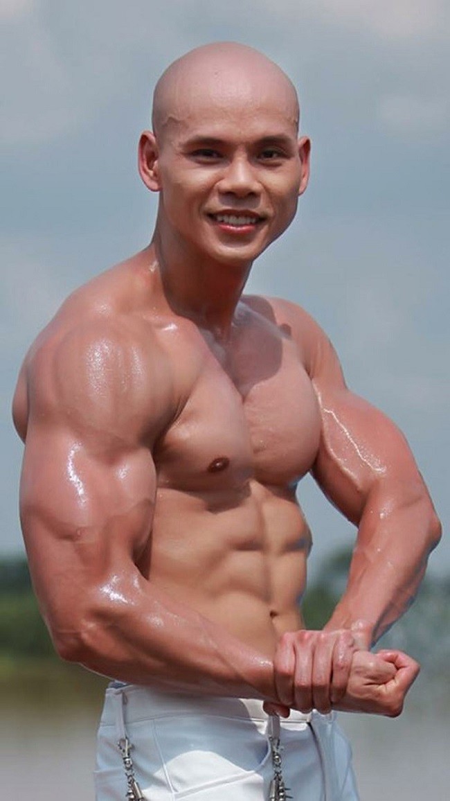 Nhiều người dành cho anh lời khen ngợi với body chuẩn &#34;mỹ nam cơ bắp&#34;, như những vận động viên thi thể hình.
