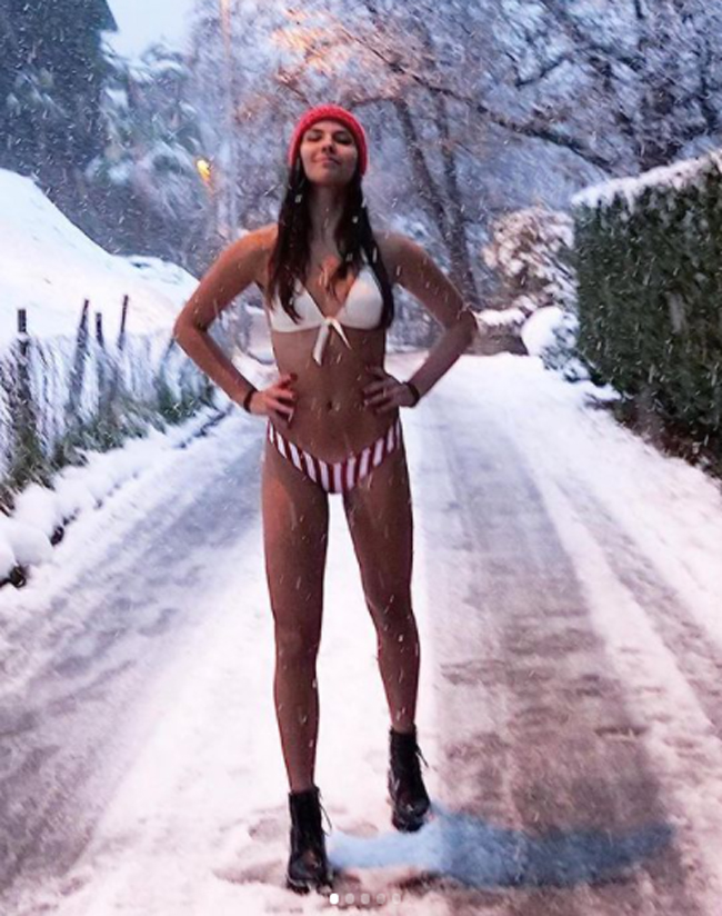 Trời rét căm căm dưới 0 độ C, tuyết rơi lạnh giá, nhưng cô nàng vận động viên bóng chuyền Mercedesz Kantor vẫn quyết định mặc bikini bước ra hưởng không khí lạnh. Bức ảnh khiến fan theo dõi trang cá nhân của cô tỏ ra thích thú. 
