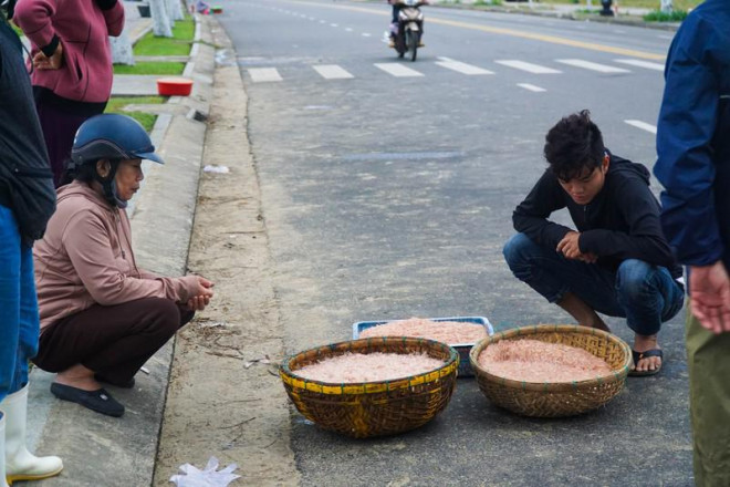 Nhiều người dân mua ruốc về chế biến món ăn cho gia đình.