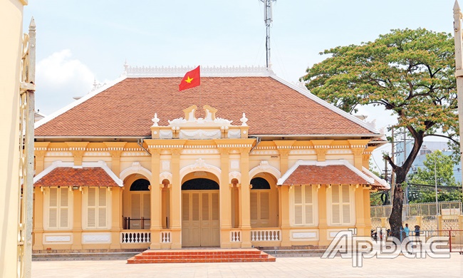 Tường dày 20 cm, bó nền bằng gạch thẻ, ốp đá da quy, nền lót gạch bông.&nbsp; Khi&nbsp;ông Đốc phủ&nbsp;Lê Công Sủng sang Pháp dự hội chợ, Bạch Công Tử được đi cùng. Cha muốn ông du học để tiếp thu văn minh, kiến thức thành tài. Tuy nhiên, tại Paris, Bạch Công Tử ăn chơi, tiêu tiền tại các địa điểm xa hoa.