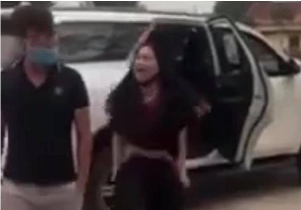 Người phụ nữ đi xe ôtô chửi bới, cởi đồ trước đền Cuông - Ảnh cắt từ clip
