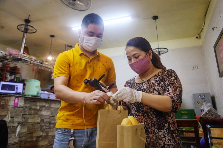 Một quán ăn trên đường Ngụy Như Kon Tum (Thanh Xuân – Hà Nội) đã sáng tạo ra hình thức “bồi bàn flycam” vô cùng độc đáo nhằm hạn chế tối đá việc tiếp xúc trực tiếp và mang đến trải nghiệm mới cho thực khách.