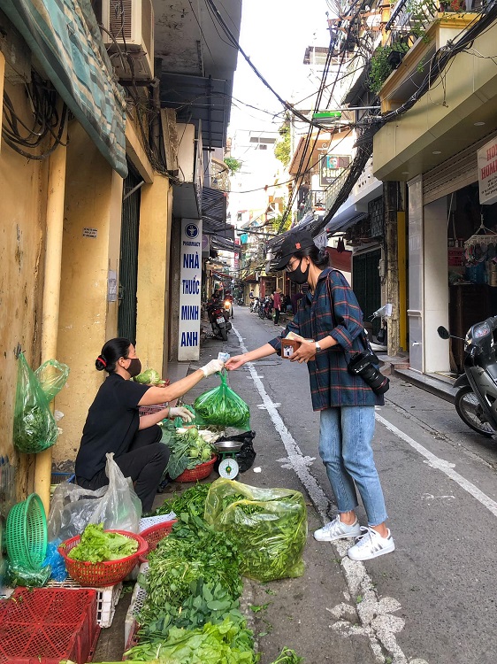 Chợ Yên Thái (Hàng Gai, Hai Bà Trưng) là khu chợ hiếm hôi thực hiện dãn cách bằng việc kẻ vạch sơn chạy từ đầu phố cắt chợ Hàng Da đến cuối phố cắt phố Hàng Mành. Theo đó, người mùa đứng sau vạch sơn để mua hàng còn người bán từ trong nhà bán ra, khuyến cáo đừng xa nhau ít nhất 2m.