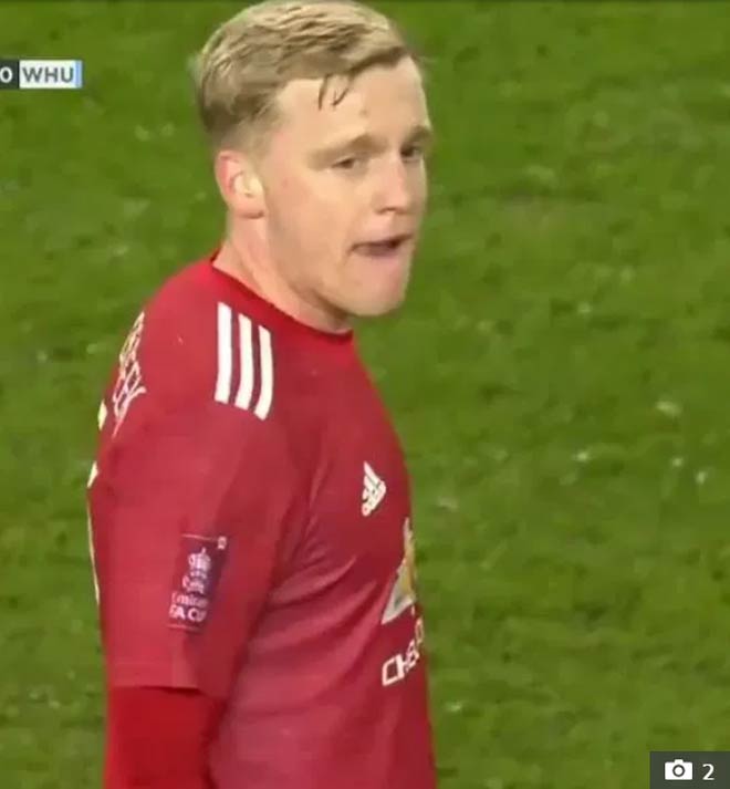 Van de&nbsp;Beek bị tờ Mirror tố đi nhầm vào nhà vệ sinh nữ trên sân Stamford Bridge ở trận Chelsea gặp MU hôm 28/2