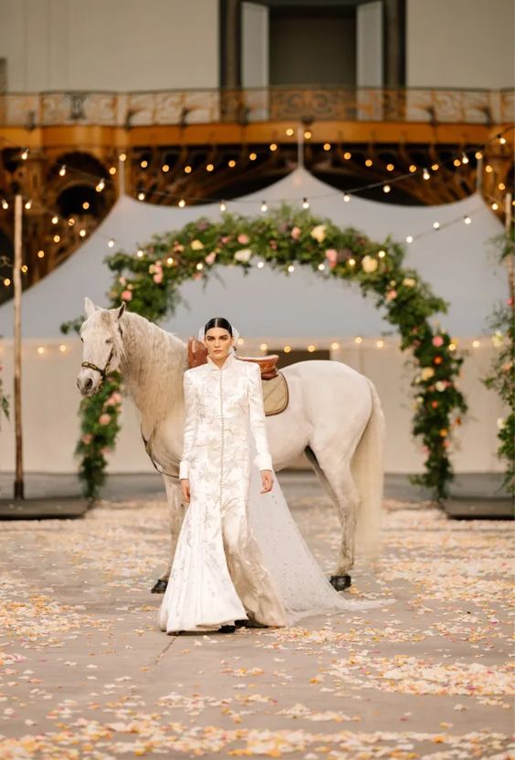 Từ ngựa trắng của Chanel đến bài tarot của Dior là xu hướng “ảo tưởng” thịnh hành nhất năm 2021 - 1