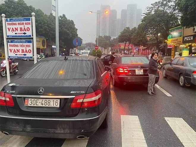 Hai chiếc xe Mercedes có biển số giống “y đúc” lưu thông trên phố Hà Nội.