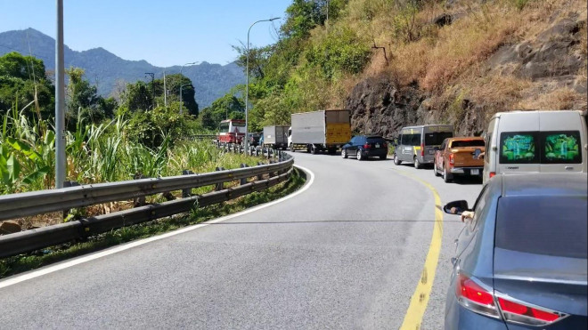 Các phương tiện dừng trên đèo Bảo Lộc để lực lượng chức năng thực hiện công tác cứu hộ.