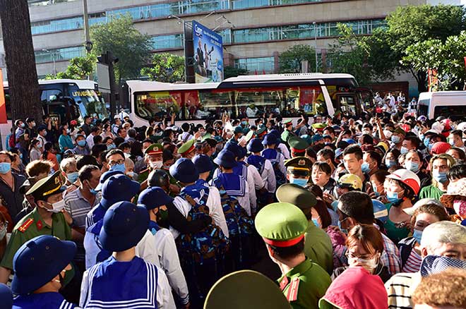 &nbsp;Bên ngoài cổng Trường THPT Hùng Vương, quận 5, hàng trăm người thân, bạn bè của các tân binh đứng chờ, vẫy chào tạm biệt các công dân nhập ngũ.