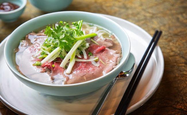 Món phở ở đây được làm từ đuôi bò Úc, thịt bò Wagyu, bánh phở và rau gia vị.
