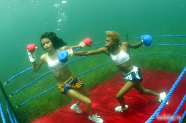 Thi đấu boxing dưới đáy biển thì quá khác người rồi.
