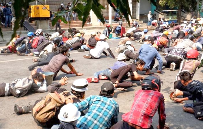 Người biểu tình phản đối đảo chính ở Myanmar nằm rạp xuống đất sát (ảnh: Reuters)