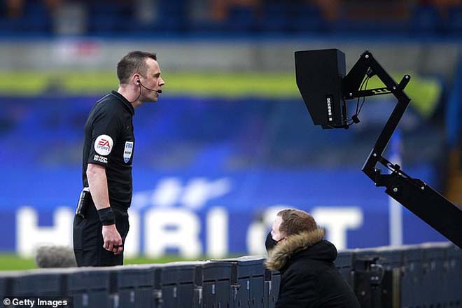 Trọng tài Stuart Atwell dù đã tham khảo VAR vẫn không cho MU hưởng penalty