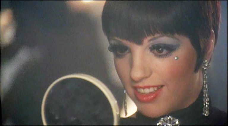 Nữ chính trong Cabaret (1972):Liza Minnelli trông tuyệt đẹp trong Cabaret, nơi cô ấy tô son môi màu đỏ bóng.&nbsp;Màu sắc hoàn toàn phù hợp với mái tóc đen và đôi mắt to đen láy của cô.