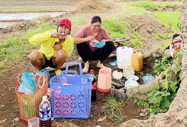 Giờ nghỉ trưa, Hoa hậu Hoàn vũ Việt Nam 2017 không ngại ngồi xổm trên đất, ăn uống đạm bạc cùng người dân.
