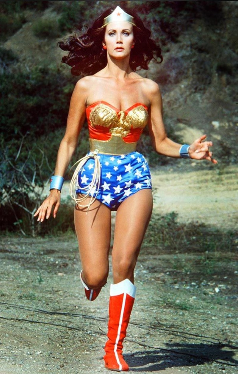 Hình ảnh gây thương nhớ của Lynda Carter khi mặc bodysuit trong series phim "Wonder Woman".