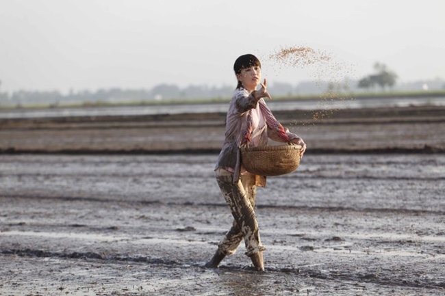 Ngọc Trinh cũng từng hóa thân thành cô gái quê miền Tây chân chất, giản dị trong phim điện ảnh đầu tay của mình - &#34;Vòng eo 56&#34;. Bộ phim khắc họa cuộc đời thật của Ngọc Trinh ở ngoài đời, từ một cô gái quê tới người mẫu đình đám trong showbiz.
