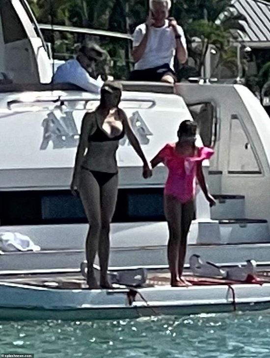 Vợ chồng Ivanka Trump và Jared Kushner đã tận hưởng kỳ nghỉ trên chiếc du thuyền ở Vịnh Biscayne ở Miami cùng gia đình.