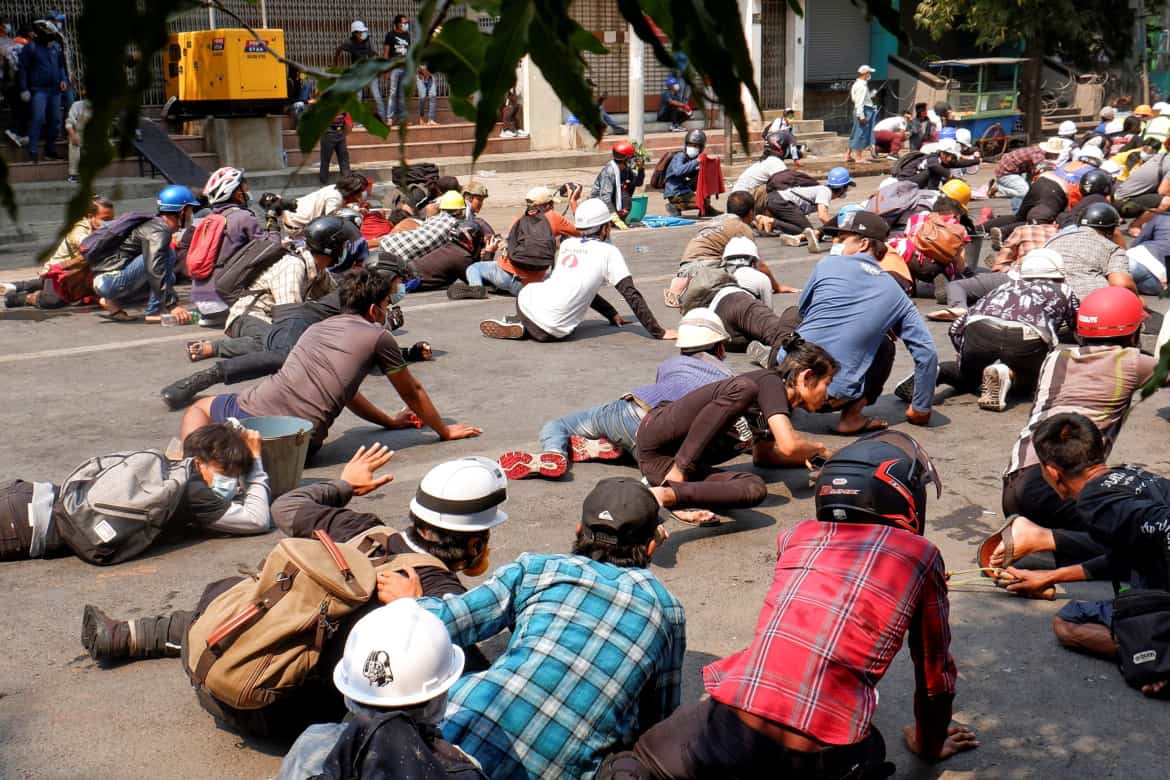 Nhiều người nằm xuống đất khi cảnh sát nổ súng để giải tán đám đông người biểu tình ở Mandalay. Ảnh: Reuters