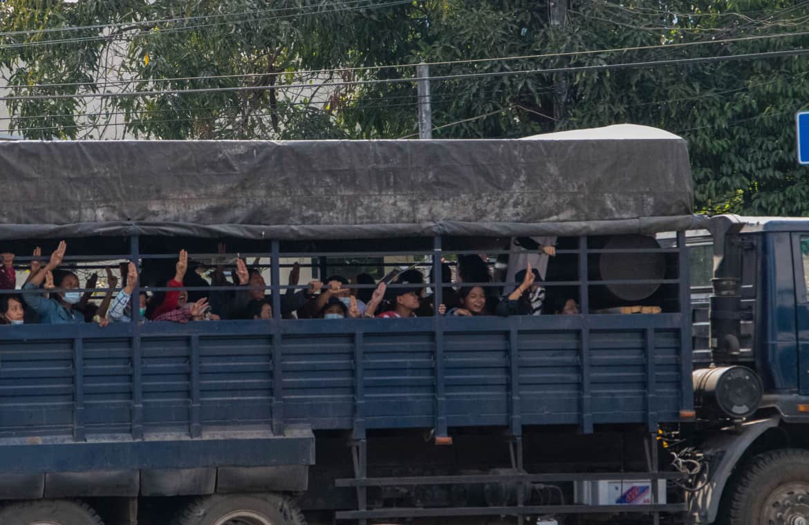 Một chiếc xe tải của cảnh sát chở người biểu tình bị bắt giữ ở Yangon. Ảnh: Getty