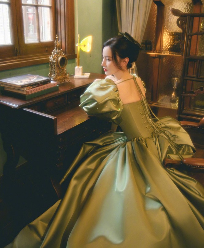 Trương Manh lựa chọn thiết kế váy xòe dáng cổ điển với phần corset đặc trưng.