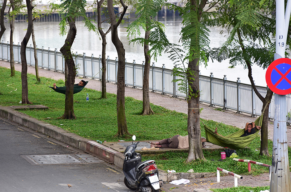 Nhiều người mang cả võng nghỉ ngơi dọc hai bên kênh Nhiêu Lộc – Thị Nghè, các công viên, khu vực nhiều cây xanh.