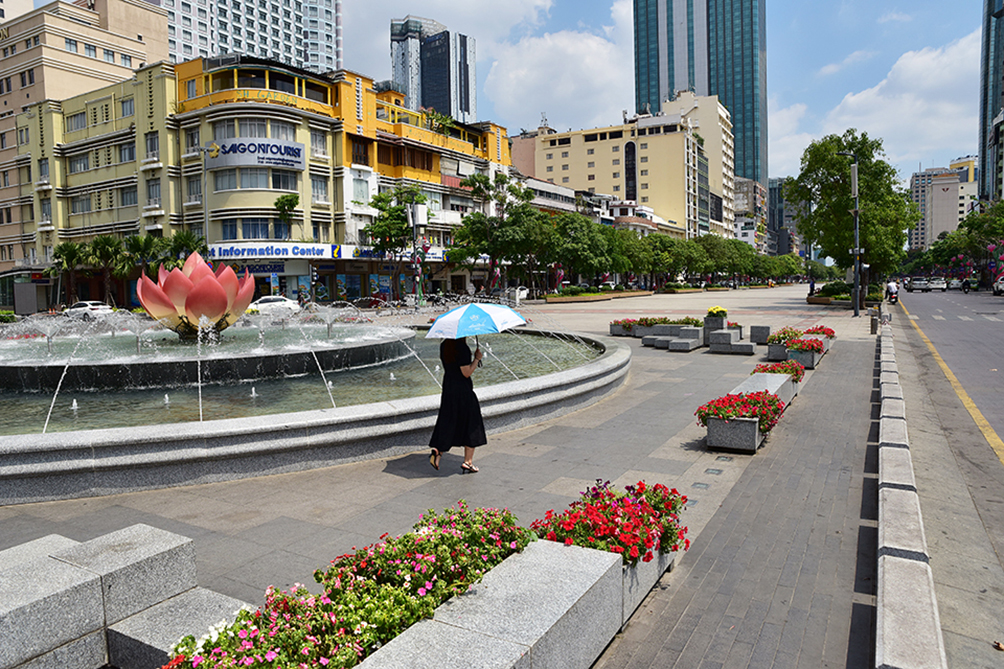 Phố đi bộ Nguyễn Huệ vào thời điểm trưa ít người qua lại.