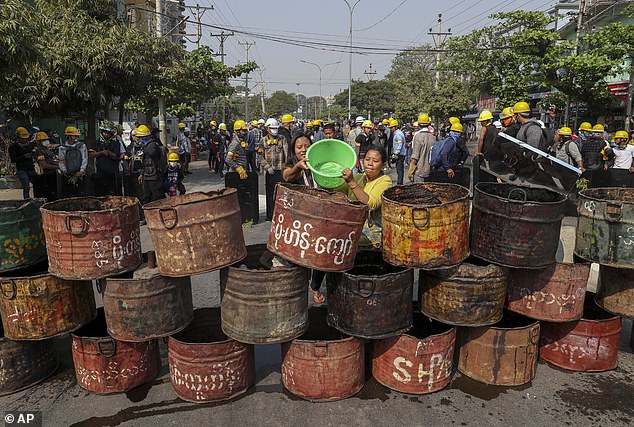 Người biểu tình dựng hàng rào ở Yangon (ảnh: Daily Mail)