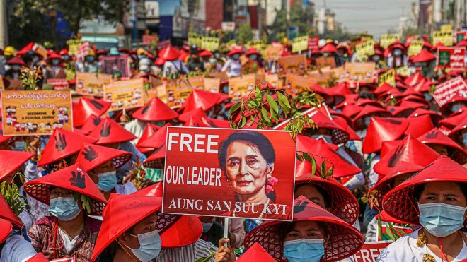 Người dân Myanmar đổ ra đường biểu tình, yêu cầu quân đội trả tự do cho nhà lãnh đạo Aung San Suu Kyi.