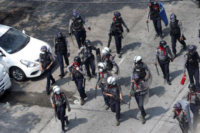 Cảnh sát Myanmar được triển khai trấn áp các cuộc biểu tình. Ảnh: EPA-EFE