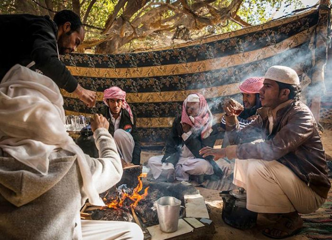 Khách khứa kể cả du khách đều được người Bedouin mời đến lều của mình cùng ăn uống, trải nghiệm cuộc sống đời thường với gia chủ trong suốt thời gian lưu trú. (Ảnh: Egyptianstreets)