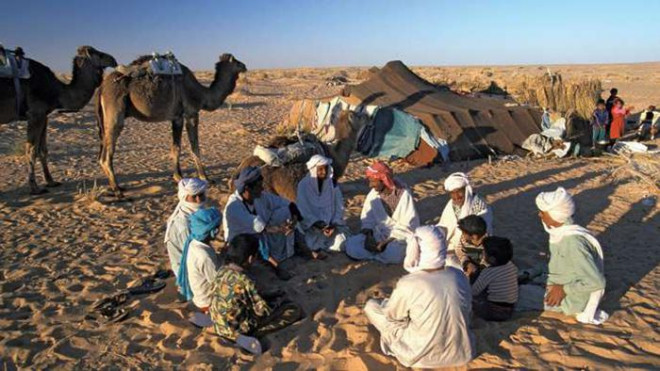 Một gia đình Bedouin quây quần trò chuyện trước căn lều của họ trên sa mạc Sahara. (Ảnh: Britannica)