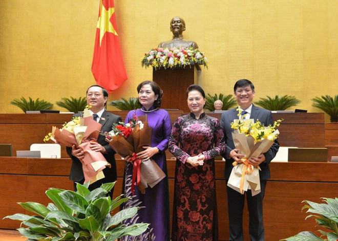 Chủ tịch Quốc hội tặng hoa và chúc mừng 3 Thành viên Chính phủ được Quốc hội phê chuẩn tại kỳ họp thứ 10 Quốc hội khóa XIV (ảnh Trung tâm báo chí Quốc hội)