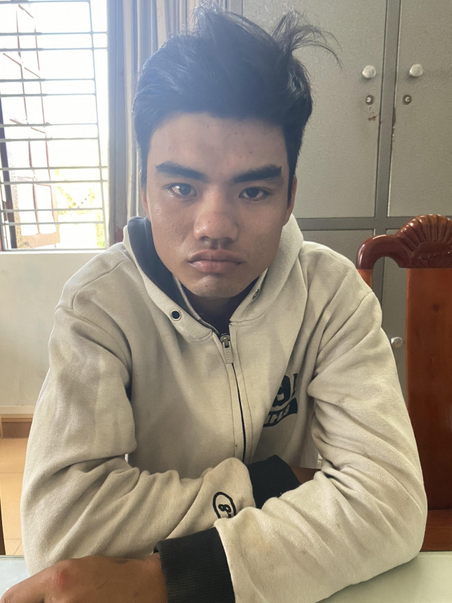 Nguyễn Tấn Trung vừa bị bắt giữ sau khi đâm người phụ nữ nguy kịch Ảnh: Công an cung cấp