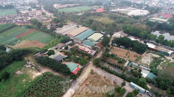 Những triền cát phù sa của sông Hồng đang dần biến mất theo thời gian, phần do cát tặc hoành hành, phần do người dân đổ rác thải lấn chiếm. Lấn chiếm xong, có lô đất được quây tôn, thép b40, có thửa đất được xây dựng nhà tạm rồi dần biến thành nhà kiên cố.