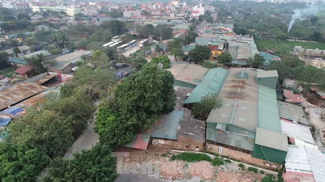 Công trình kiên cố, nhà xưởng mọc lên nhan nhản dọc ven bãi hai bên sông Hồng..